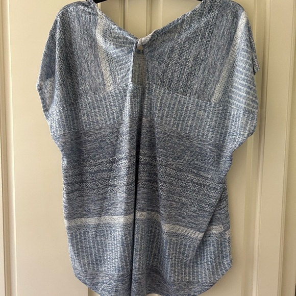 Bobeau top with cap sleeves - Picture 2 of 5